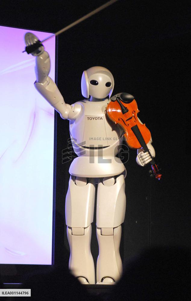Humanoid robot plays violin in Shanghai Expo rehearsal
