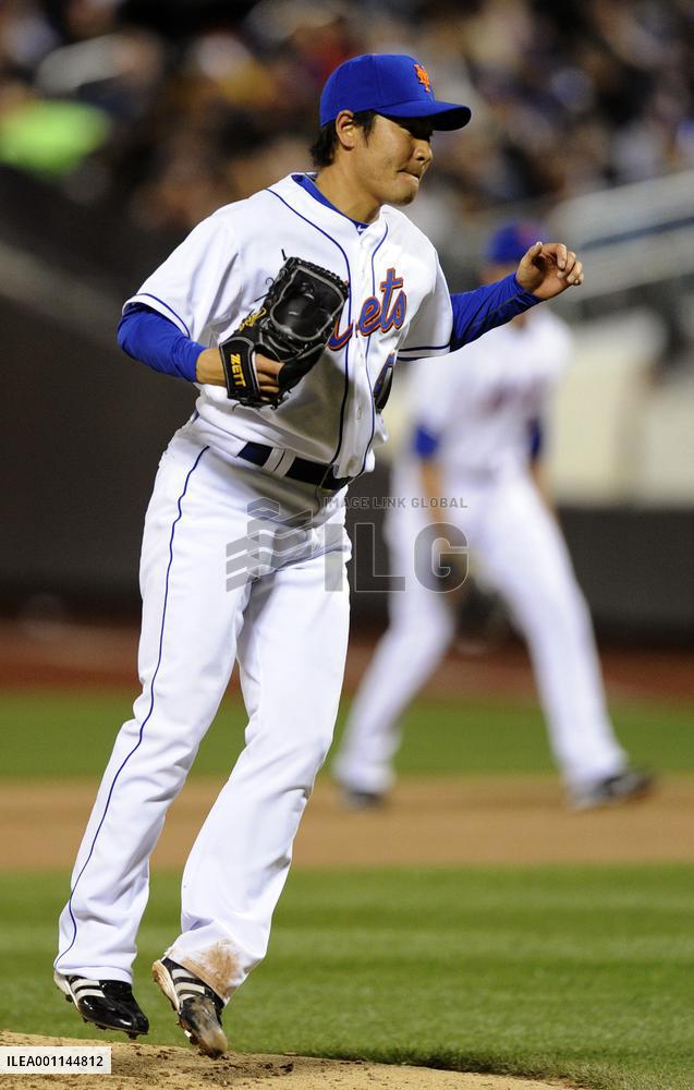 Takahashi earns 1st MLB win