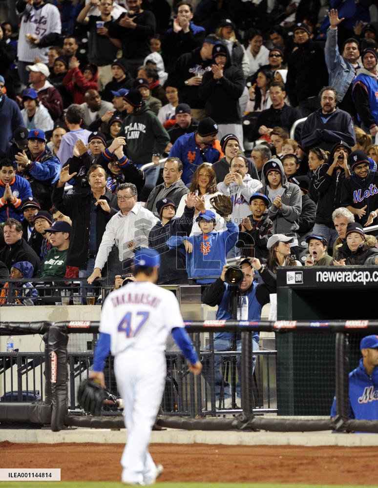 Takahashi earns 1st MLB win