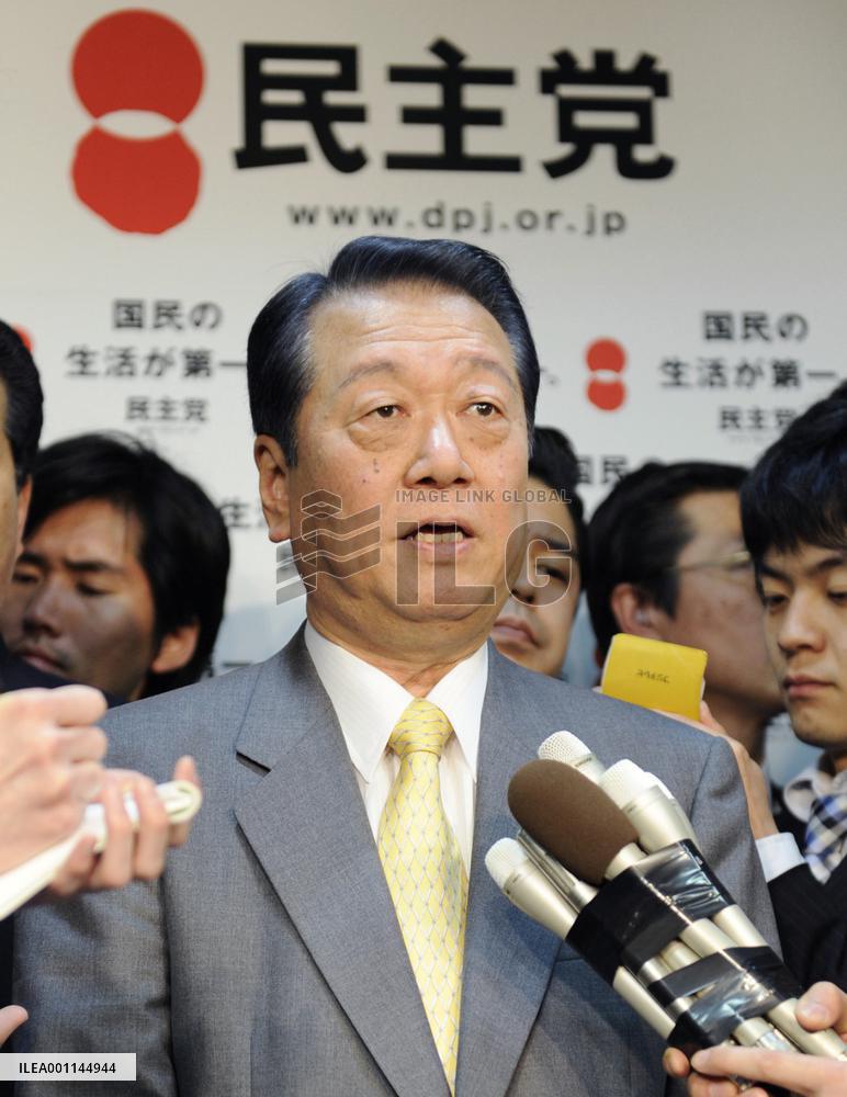 Ozawa says he will remain in DPJ post
