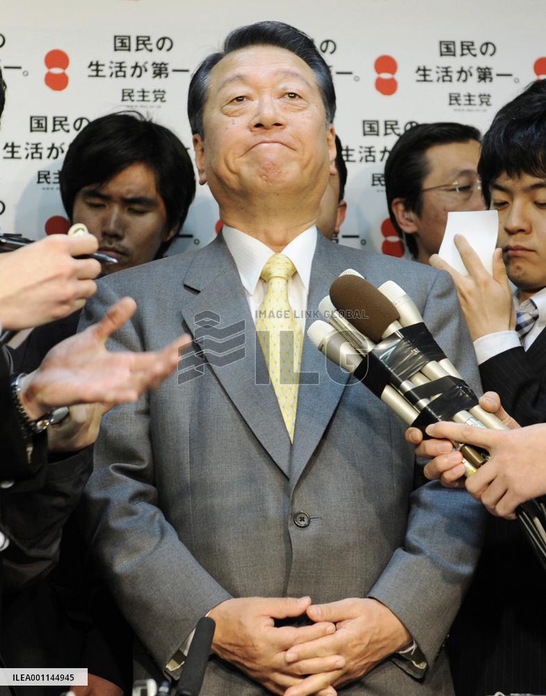 Ozawa says he will remain in DPJ post