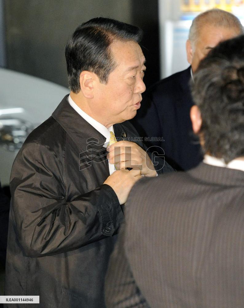 Ozawa says he will remain in DPJ post