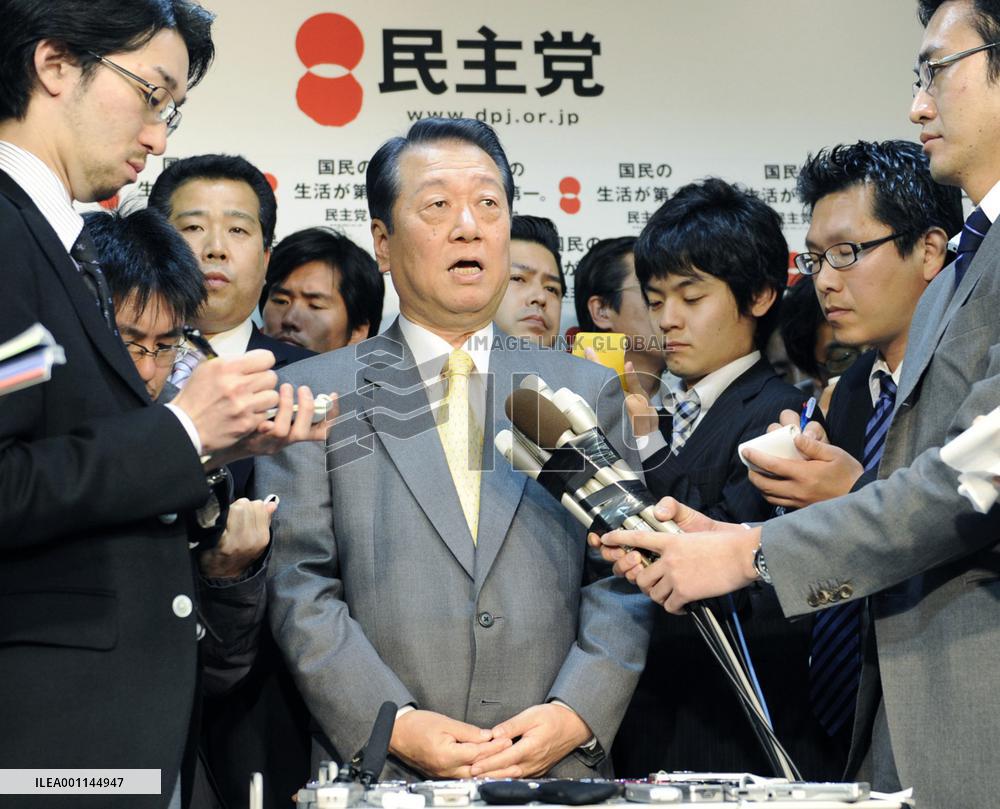 Ozawa says he will remain in DPJ post