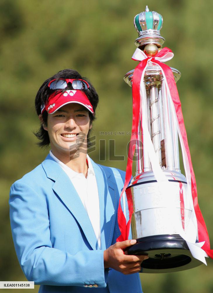 Ishikawa shoots tour record 58 to win Crowns