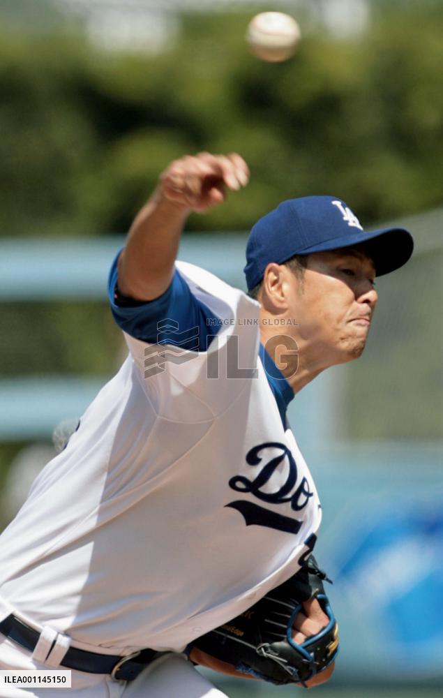 Kuroda solid as Dodgers sink Pirates