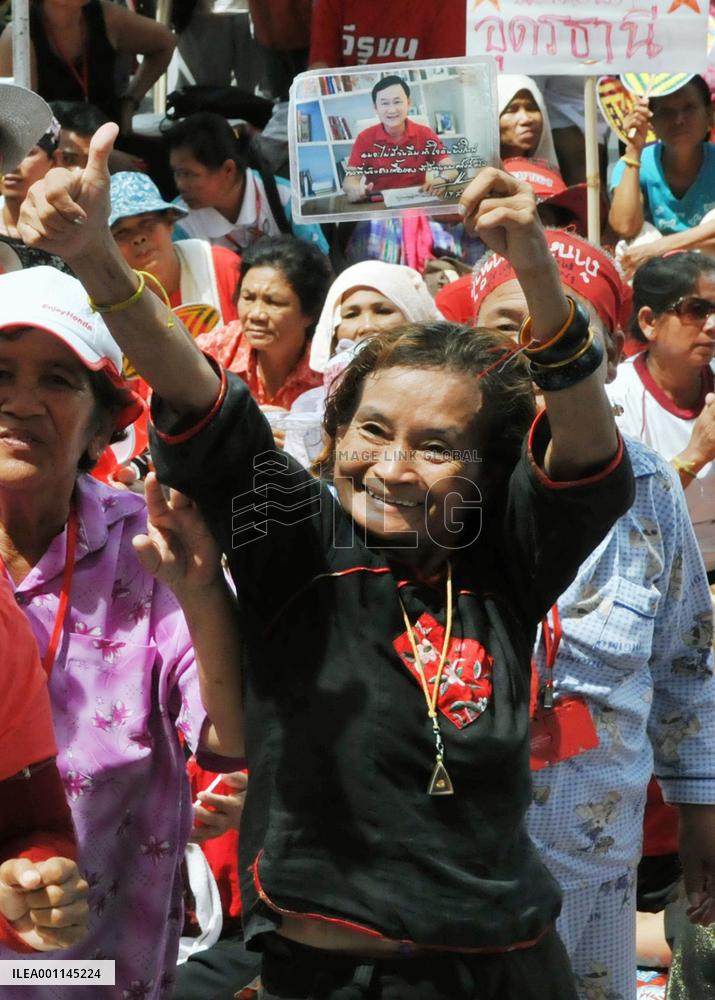 Thai protesters consider reconciliation offer