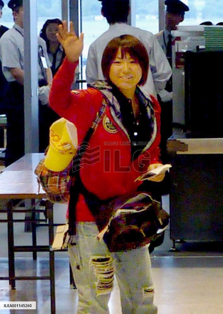 Female knuckleballer Yoshida leaves for U.S.