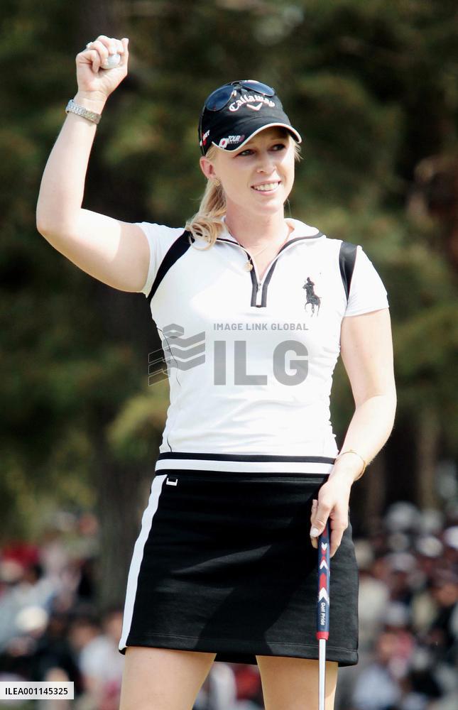 Pressel gets 1st title in Japan