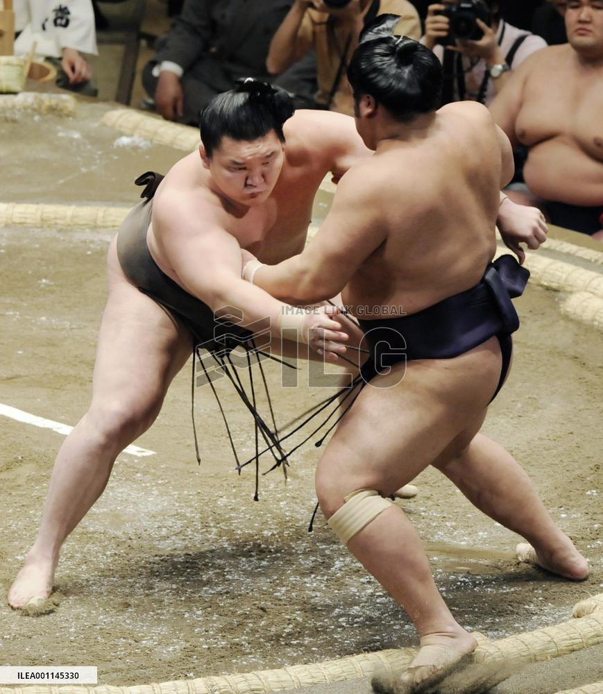 Hakuho off to winning start