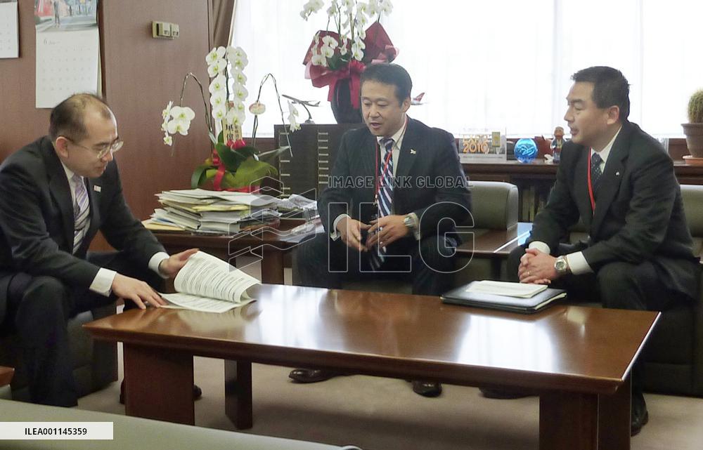 Japan to lower income conditions on tourist visas for Chinese