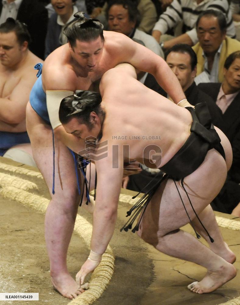 Tochinoshin defeats Kotooshu at summer tourney