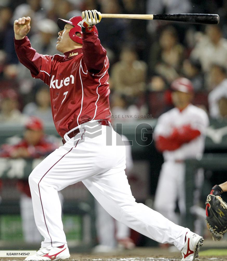 Veteran Yamasaki's pinch-hit grand slam