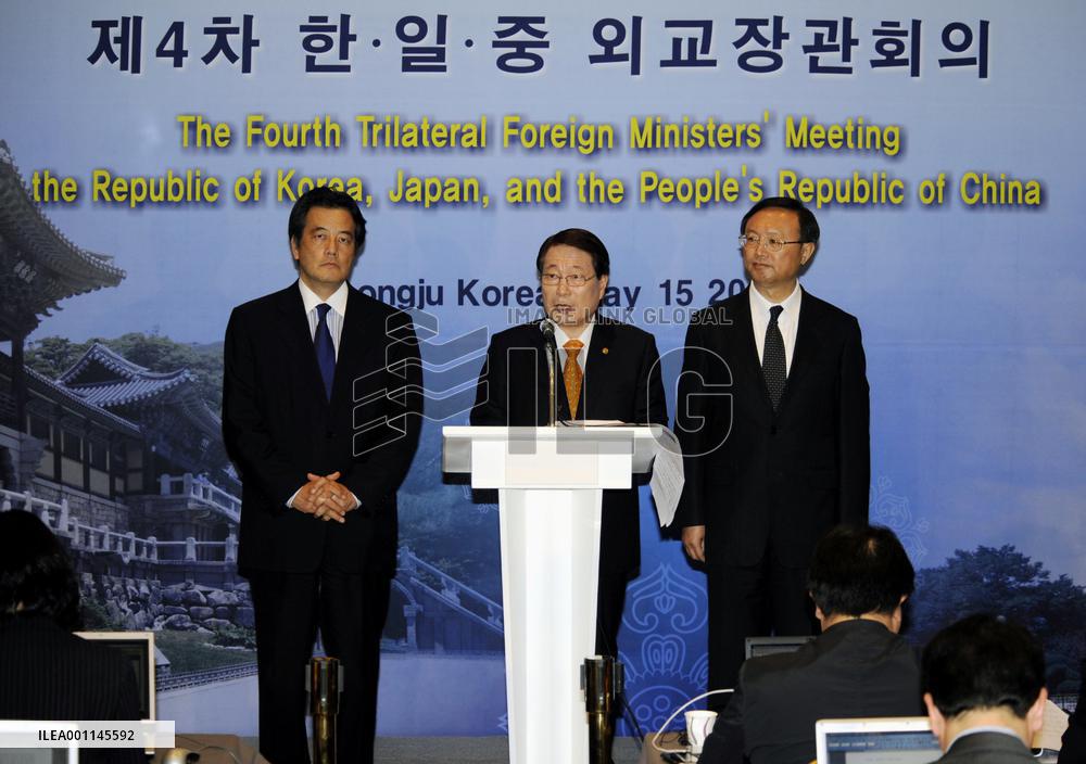 Japan, China, S. Korea discuss handling of S. Korean ship sinking