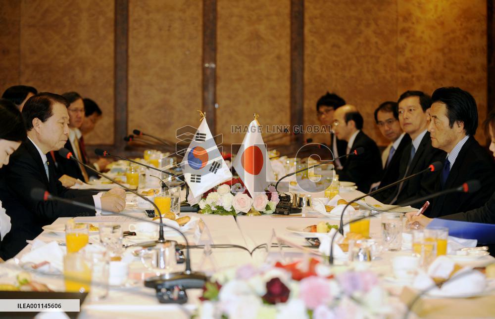 Japan offers support in dealing with sinking incident