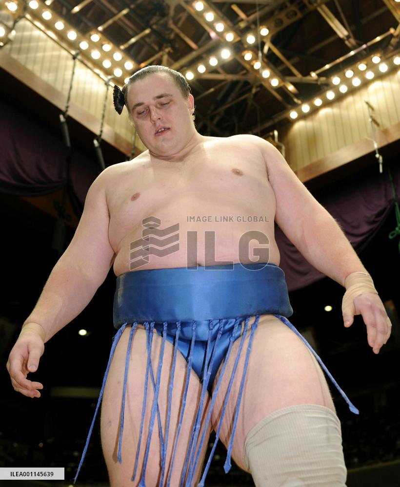 Baruto falls, Hakuho in charge at summer sumo