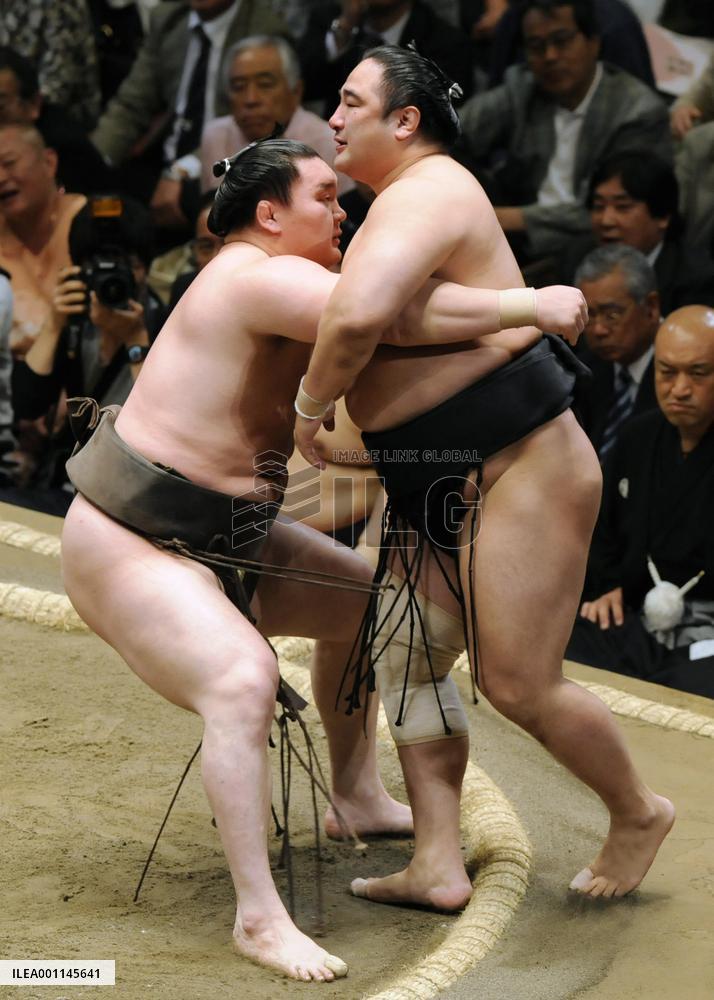 Baruto falls, Hakuho in charge at summer sumo
