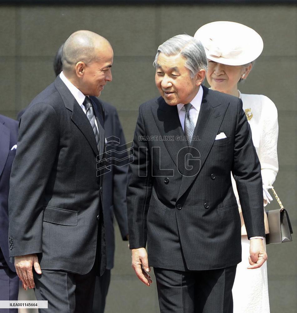 Emperor welcomes Cambodian king