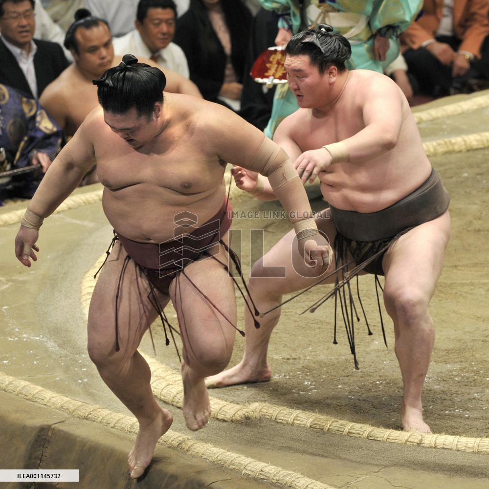 Hakuho stays perfect at summer sumo tournament