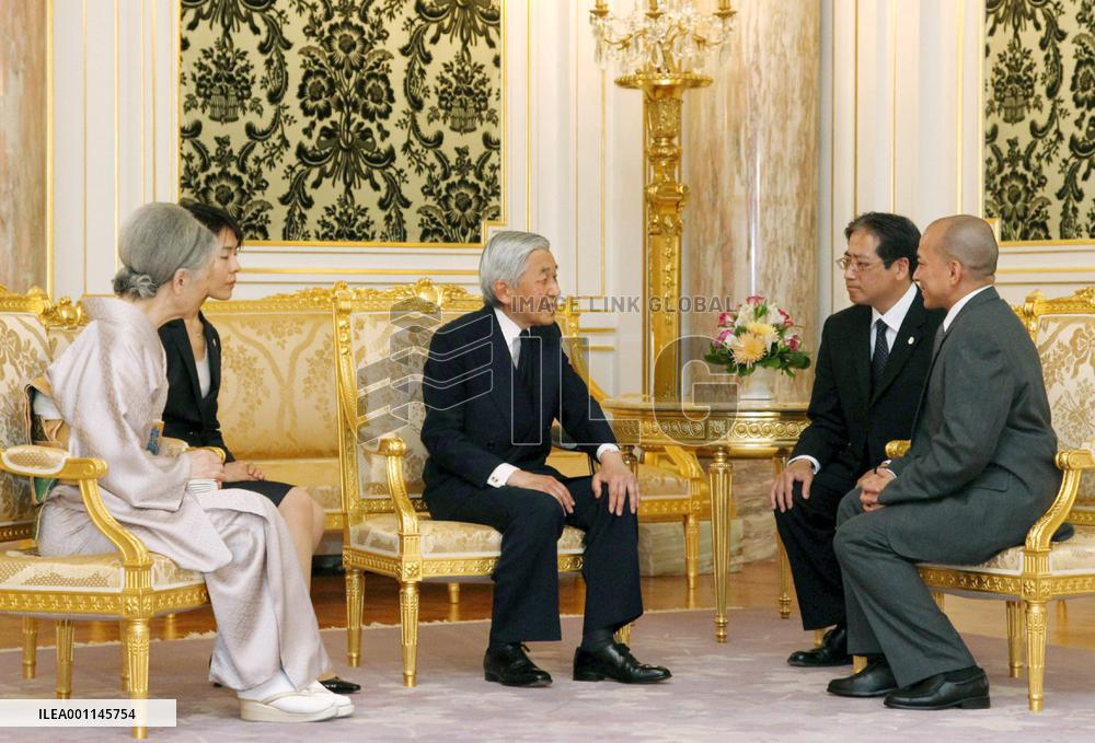 Emperor bids farewell to Cambodian king