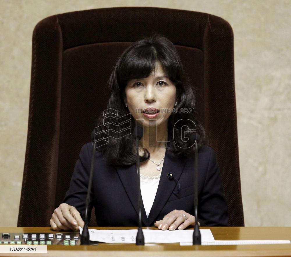 Woman heads assembly