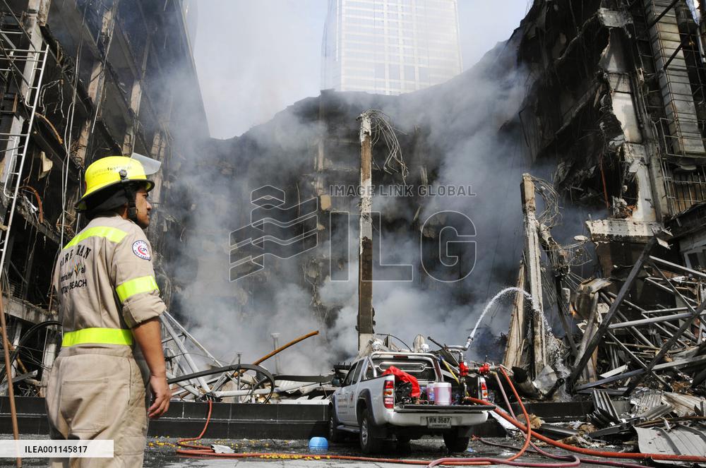 Shopping center burned down amid violence in Thailand
