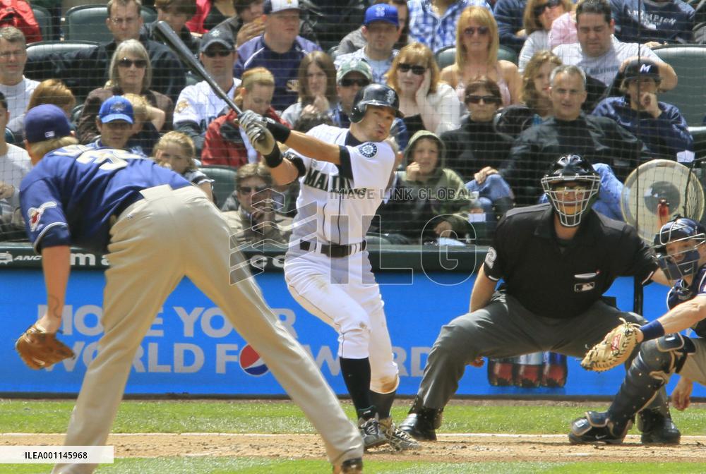 Seattle Mariners' Ichiro 2-for-4 against San Diego Pirates