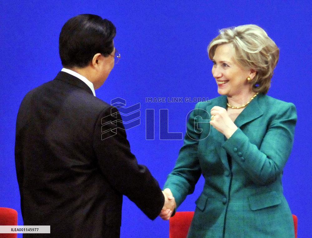 U.S., China begin talks, focus on N. Korea, yuan