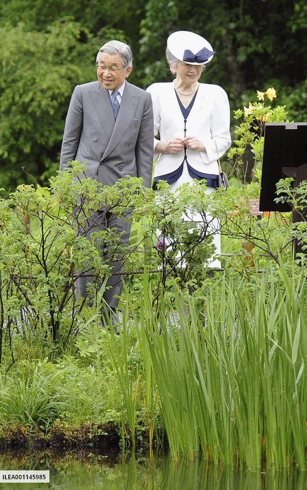 Emperor Akihito, Empress Michiko visit Hakone botanical garden