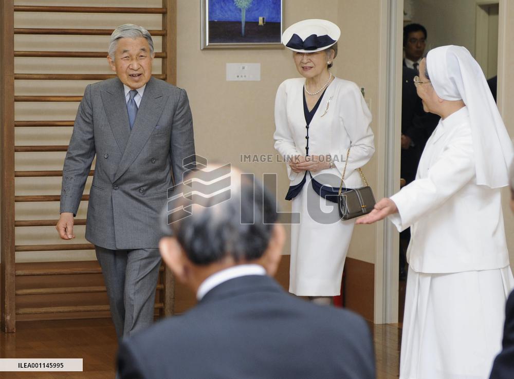 Emperor Akihito, Empress Michiko visit leprosy santoriums