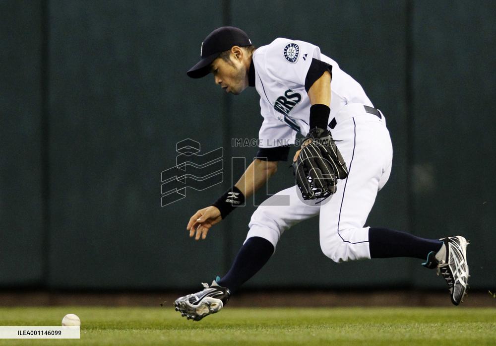 Ichiro plays against Tigers