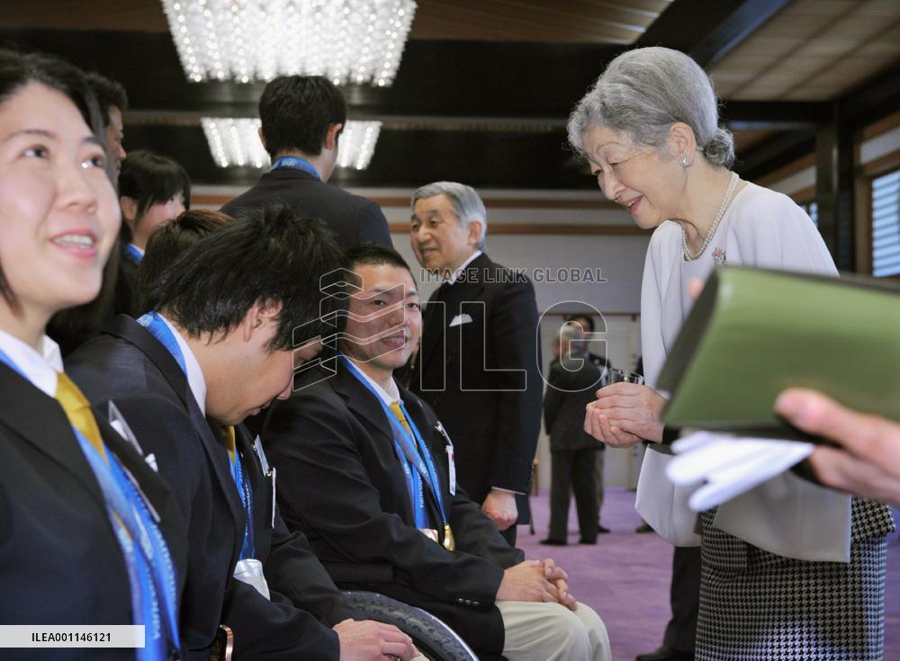 Emperor meets Vancouver Paralympics athletes