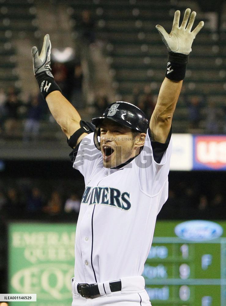 Mariners' Ichiro hits walk-off single