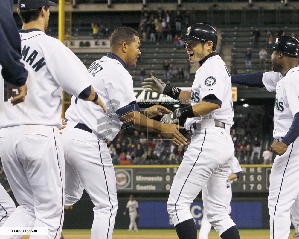 Mariners' Ichiro hits walk-off single