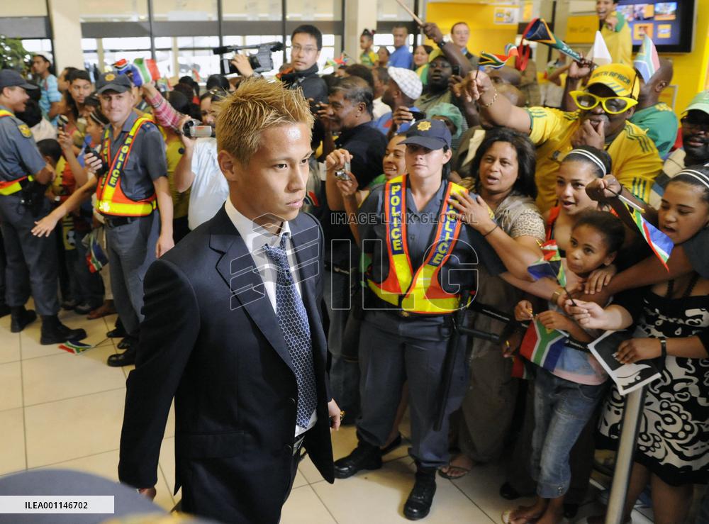 Japan's World Cup squad arrives in S. Africa