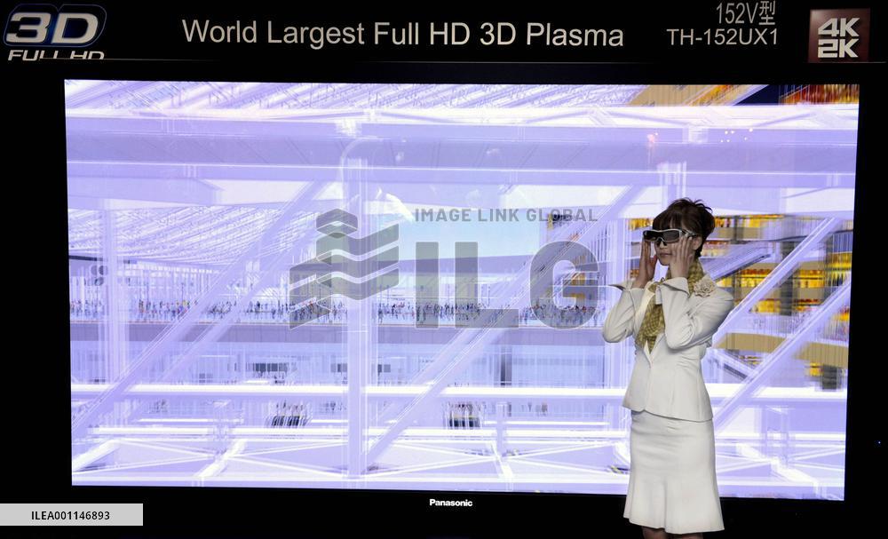 World's largest 3-D plasma TV