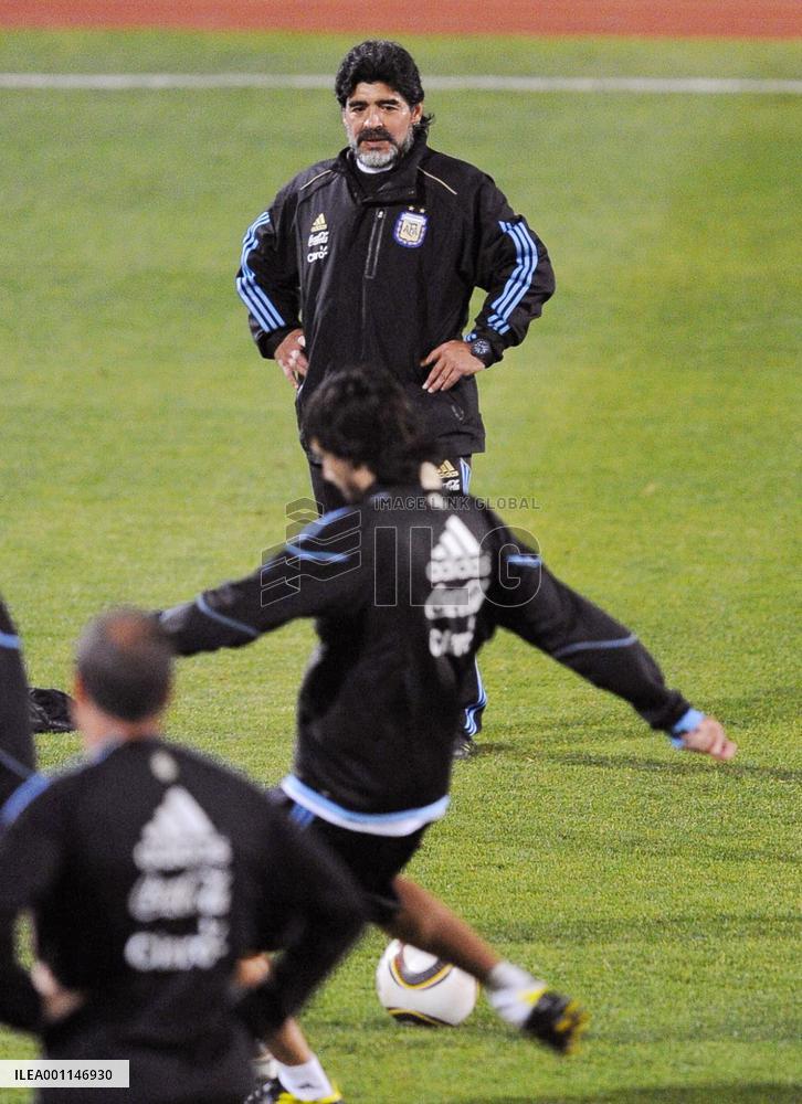 Maradona's Argentina squad practice in Pretoria