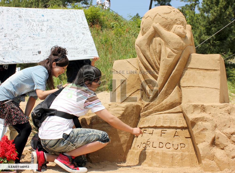 Sand sculpture of World Cup trophy at Tottori Dune