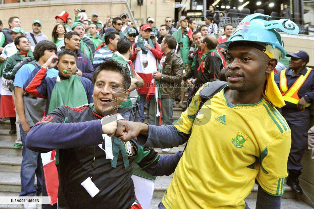 World Cup kicks off in S. Africa