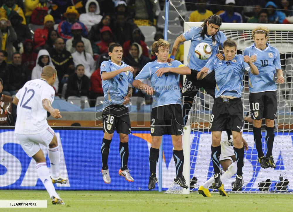 Soccer: 10-man Uruguay hold on to draw 0-0 with France