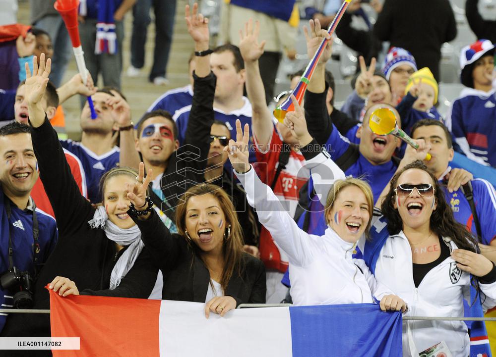 Soccer: 10-man Uruguay hold on to draw 0-0 with France