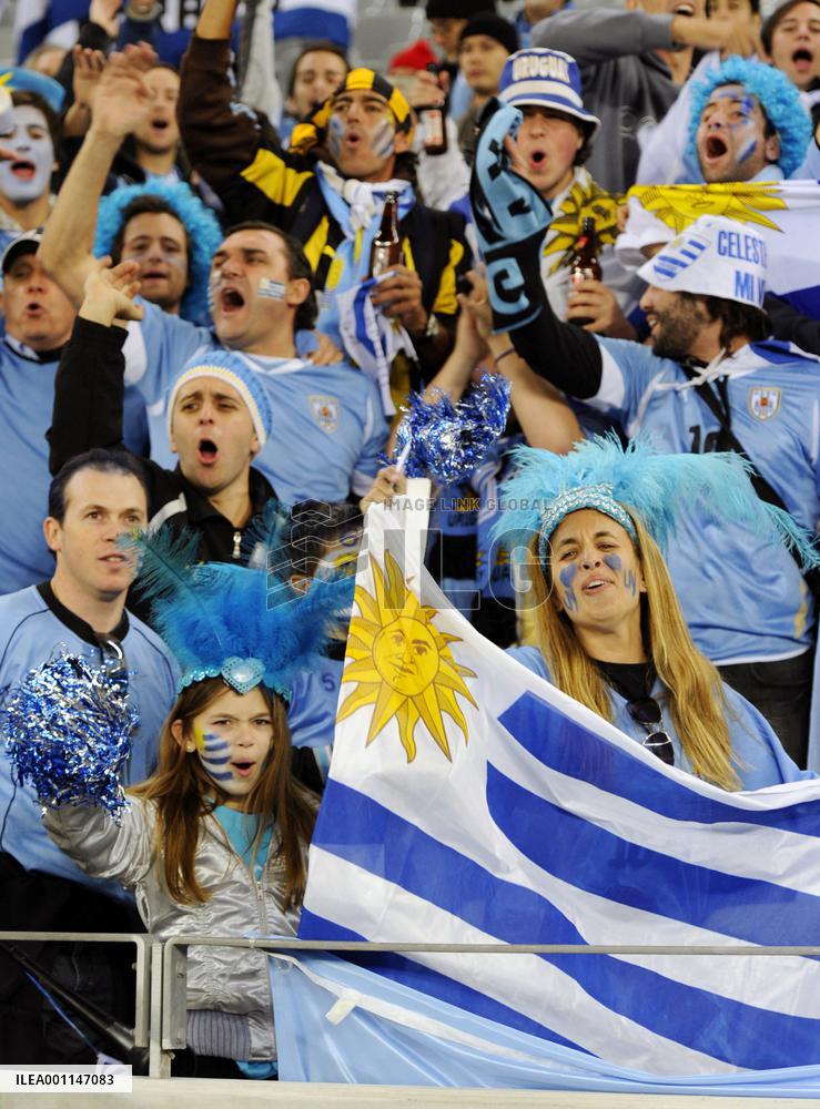 Soccer: 10-man Uruguay hold on to draw 0-0 with France