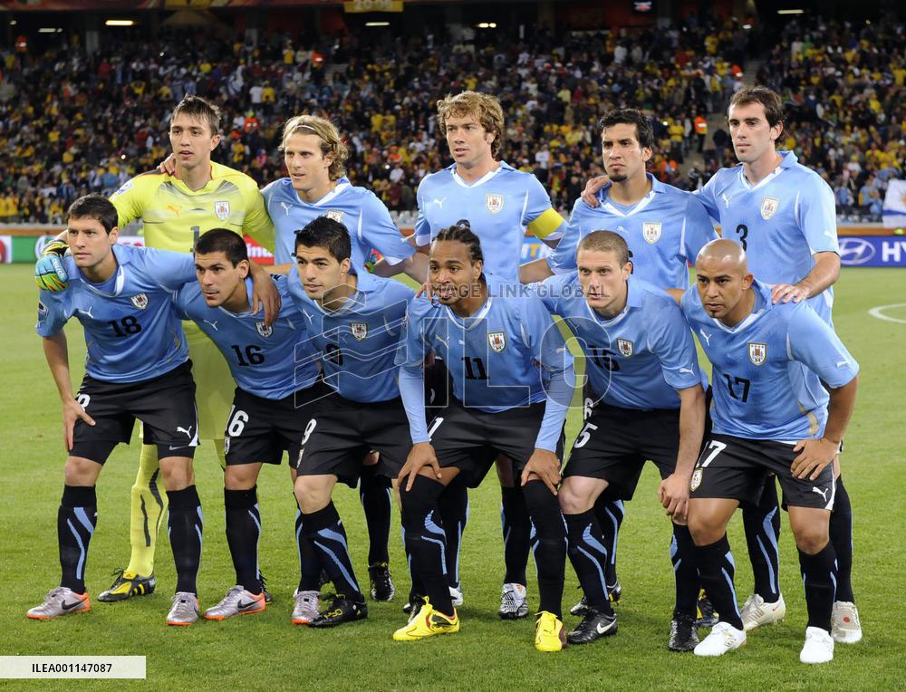 Soccer: 10-man Uruguay hold on to draw 0-0 with France