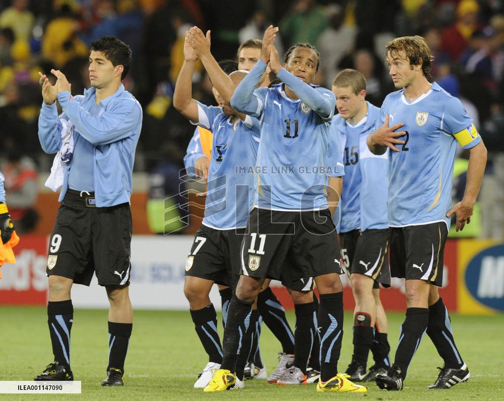 10-man Uruguay hold on to draw 0-0 with France
