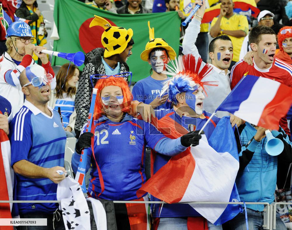 10-man Uruguay hold on to draw 0-0 with France