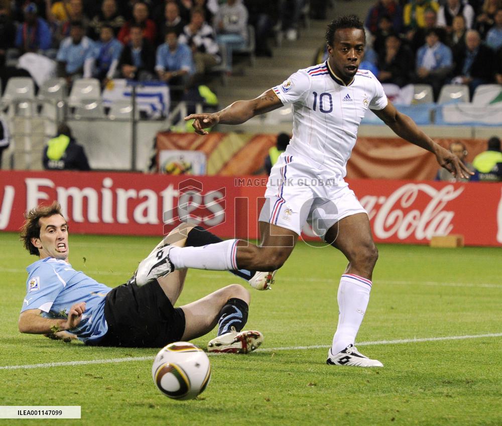 10-man Uruguay hold on to draw 0-0 with France