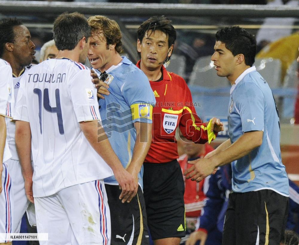 10-man Uruguay hold on to draw 0-0 with France