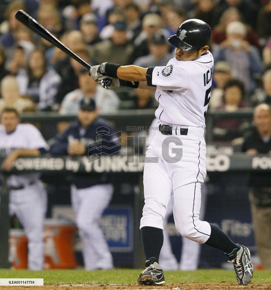 Mariners' Ichiro homers against Reds