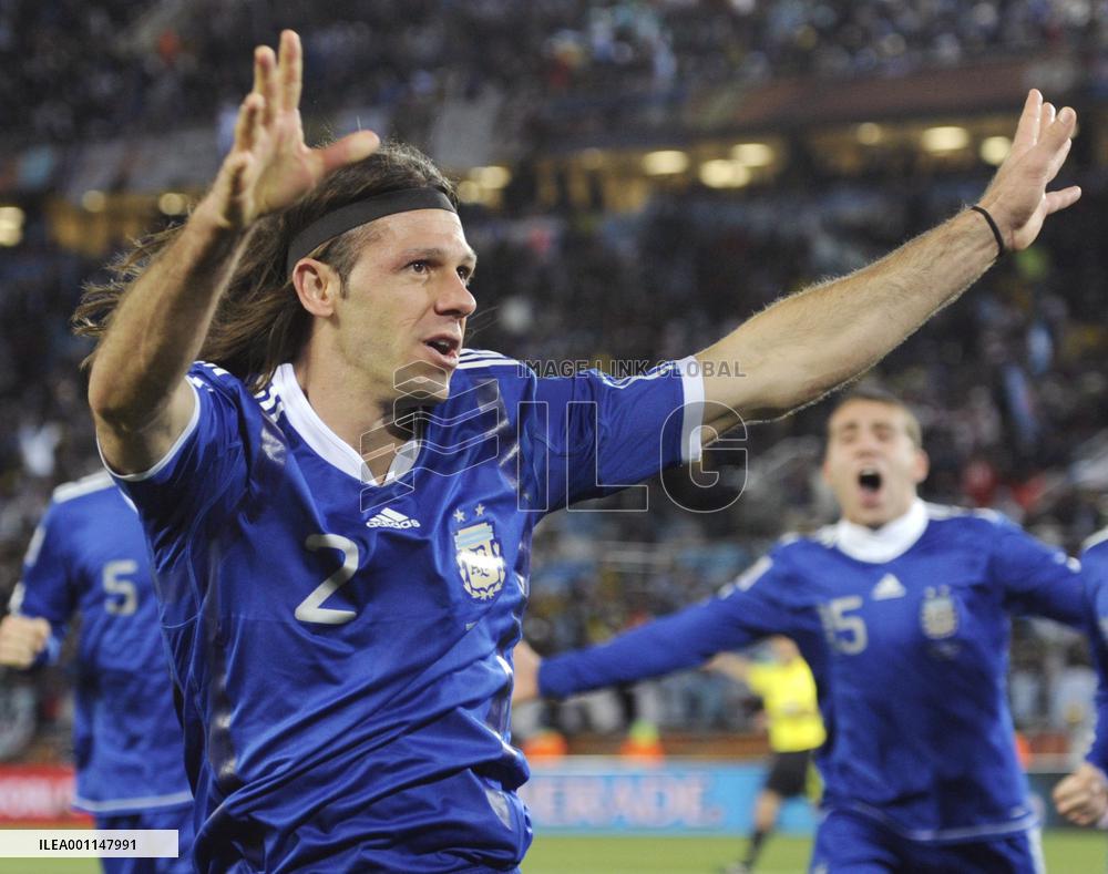Argentina make it 3 wins out of 3 as Greece exit