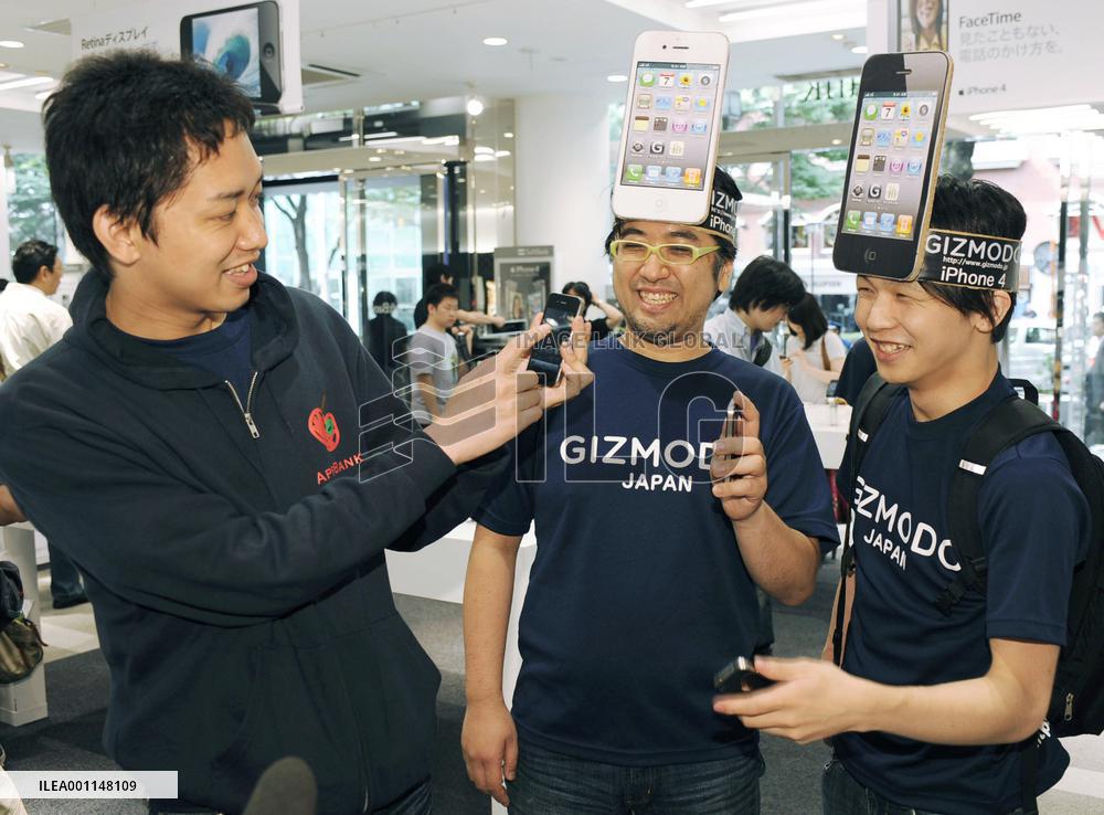 iPhone4 goes on sale in Japan
