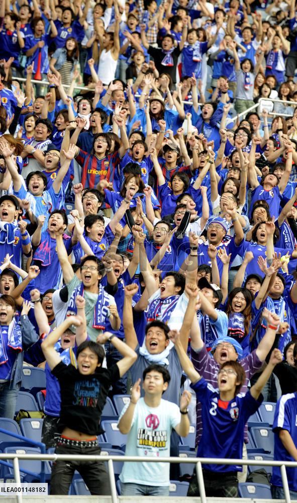 Japan beat Denmark to cruise into last 16